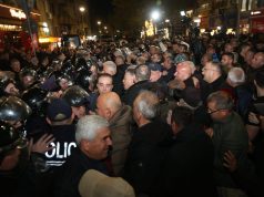 Deputetët e PD-së përplasen me policinë, bllokojnë për më shumë se 1 orë 5 kryqëzimet e Tiranës
