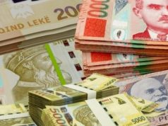 Shqiptarët shtojnë kursimet në lek