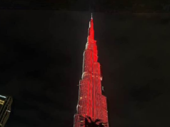 (Foto) Kuqëlon ndërtesa më e lartë në botë për nder të Shqipërisë