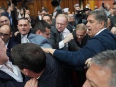 Plas grushti në parlamentin serb. Sigurimi i Parlamentit ndërhyri për të ndarë deputetët.