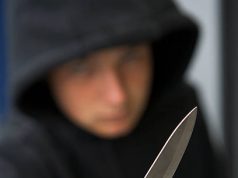 Shkonte në shkollë me thikë me vete. Mësuesja zbulon 13-vjeçarin në Devoll