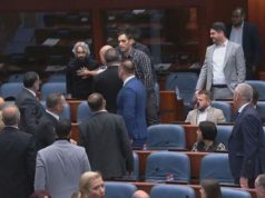 (Video) Përplasje mes deputetëve në kuvendin maqedonas. Shahen me “libër shtëpie”