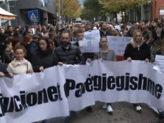 Vrasja e Martinit, prindër e nxënës protestë para Ministrisë së Arsimit: Institucionet e papërgjegjshme vrasin!