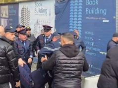 Një efektiv policie ka humbur ndjenjat para Bashkisë. Çfarë ndodhi sot në protestën e opozitës?