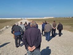 Kontenierët me mbetje të rrezikshme, ruhen nga policia. Banorët e zonës kanë frikë për jetën…