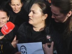 “Ç’më duhet uji, ka katër ditë që Martini nuk pi ujë”/ Dhimbje e madhe në protestë, tezja e Martinit humb ndjenjat