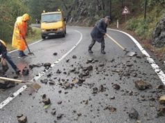 Moti i keq dhe era e fortë shkaktojnë probleme në disa qytete. Rënie pemësh e mungese energjie elektrike në disa zona