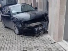 Aksident në Vorë, makinat përplasen “kokë më kokë”