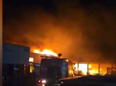 Zjarr i madh në një fabrikë këpucësh në Laç