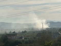 Elbasani i mbuluar nga tymi prej natës së kaluar, vihet nën kontroll zjarri në landfillin e mbetjeve, PD: I qëllimshëm për të fshehur vjedhjen