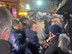 Tensione në protestë. Policia përplaset me qytetarët pas urdhrit për hapjen e rrugës në kryqëzimet e bllokuara nga opozita