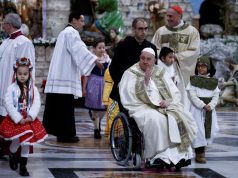 Papa hapi Derën e Shenjtë. Fillon Jubileu i “shpresës së gjallë”. Mesazhet në meshën e Krishtlindjes nga Ati i Shenjtë