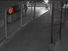 Vodhi një shtëpi në Durrës. Pamjet e kamerave gozhdojnë hajdutin. Sendet e vjedhura i kthehen pronares (video)