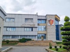 Policia në Gjirokastër bllokon 2 autobusë me pasagjerë shqiptarë! Shkak bidonët e vajit dhe stekat e cigareve.