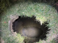 Bie në gropën 30 metra të thellë duke kërkuar macen. Mbesa e priste në makinë(pamjet)