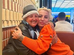 Elton Ilirjani takon Parashqevi Simakun. E çon në hotel. “Do këndojë sërish”