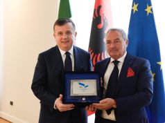 Ministri Balla me kreun e “Ital”, Giuliano Zignani. Diskutohet ndihma për shqiptarët e kthyer dhe italianët që jetojnë në Shqipëri