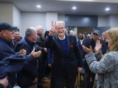 Berisha me pensionistët në Elbasan: Qytetarët këtu u ngritën në protesta të fuqishme kundër komunizmit, por tani përballemi me një diktaturë të re