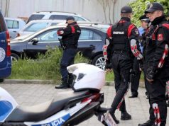 E rëndë në Tiranë/ 21-vjeçari përplas me makinë policin e patrullës, arrestohet