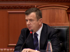 Opozita kërkoi 1 minutë heshtje për Arben Tafaj / Balla: Nderimet të mos kthehen në akte qesharake. Rregullorja e ka të përcaktuar qartë si veprohet