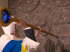 (Video) “Kombet e mëdha mund të arrijnë të pamundurën”/ Arqipeshkvi i Parisit troket tri herë dhe hapen portat e katedrales Notre Dame. Macron mban fjalimin