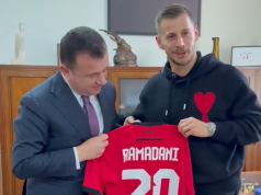 “Mora fjalë do vazhdojë të këndohet në stadiume.” Balla, takim me futbollistin. Ylber Ramadani: ministri, tifozi më i zjarrtë i kombëtares