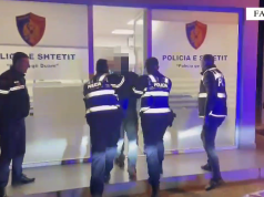 Arrestohet 42-vjeçari që kërcënonte me thikë nxënësit e Shkollës së Mesme të Bashkuar, Krrabë