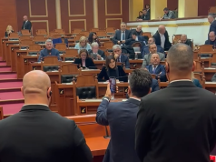 Shehaj bën zhurmuesin, socialistët bëjnë gallatë. Balla e filmon: opozita e Tik Tok-ut. Braçe: nuk është kinez, por karagjoz (video)