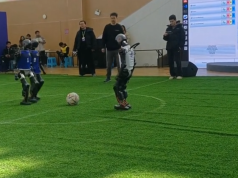 Robotët luajnë futboll (Video)
