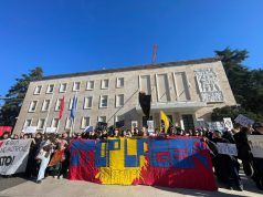 Të rinj nga Europa protestojnë në Tiranë kundër deportimit të emigrantëve.