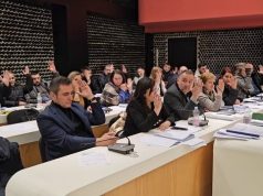 Debati për Buxhetin në Korçë. Opozita akuzon Filon për shpenzime por prapë e miratojnë.