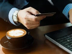 Bie përdorimi i parave në duar/ Banka: Rekord blerjesh me karta në shtator