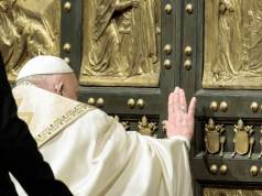 (Pamjet live) Nisin kremtimet e Krishtlindjes/ Papa hapi Derën e Shenjtë në Vatikan