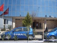 Kanosi bashkëshorten e tij dhe fëmijët e tyre, se do t’i digjte me benzinë, dhe më pas i vuri zjarrin banesës, arrestohet në flagrancë 54-vjeçari