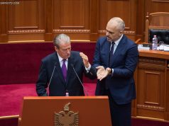 Berisha, në parlament pas 11 muajsh. Por i kanë ndryshuar “fqinjët”