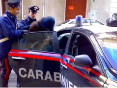 Hodhi nga dritarja 18 mijë euro. Policia i vuri prangat