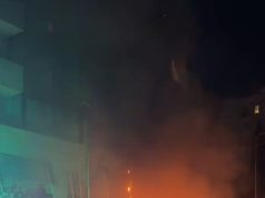 Panik gjatë natës në Tiranë. Zjarri shkrumbon lokalin, zjarrfikësit shkojnë me vonesë.