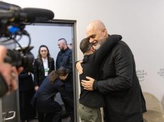 Zelenski i hidhet në qafë Ramës. Nënshkruajnë marrëveshje në Davos