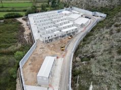 “Uji pikon nga muret”, Politico: Qendrat e Melonit për emigrantët në Shqipëri po kthehen në një qytet fantazmë