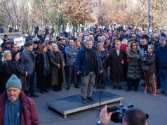 Zhvilluan protestë para Bashkisë. Policia procedon Telitin me shokë