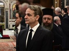 Shërbesa e Liturgjisë Hyjnore para trupit të Kryepeshkopit në Mitropolinë e Athinës. Të pranishëm Mitsotakis dhe Beleri
