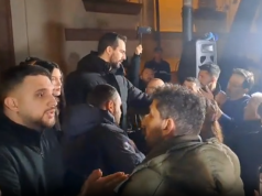 Partitë e vogla, sa groteske! Adriatik Llapaj e Arlind Qorri sherr në protestë, zihen për…mikrofonin