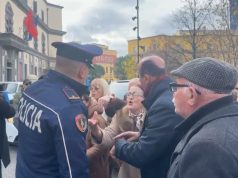 Protesta e opozitës para bashkisë, militantët e PD përplasen me qytetarët e bllokuar në makina