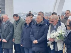 Walker nderon me homazhe viktimat e Reçakut: Çdo vit mahnitem nga numri i njerëzve që janë këtu (video)