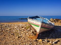 Meloni merr meritën për rënien e kalimeve të emigrantëve. Kërkon të ruajë imazhin mes problemeve të vazhdueshme me të cilat përballen qendrat e pritjes së emigrantëve në Shqipëri