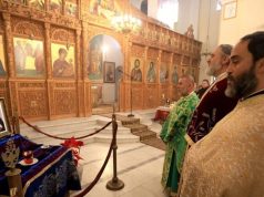 Shërbesë në gjuhën shqipe në katedralen e Athinës/ Klerikët shqiptarë nderojnë Kryepeshkopin Anastas, arkmorti është nisur sot drejt Shqipërisë