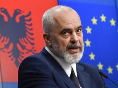 “Shqipëri për të huaj dhe për pak shqiptarë”/ Rama “sy m’sy” me komentuesin: Turistët nuk vijnë me krevat në krah…