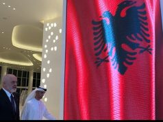 (Video) Emiratet e Bashkuara Arabe presin kryeministrin Edi Rama me flamurin kuqezi