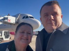 Jo vetëm emigrantët, por kushdo që 11 maji e gjen jashtë vendit ka mundësi të votojë me postë. Balla sjell shembullin e Nëna Shpresës