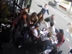 Sulmoi me thikë një 30-vjeçar në Tel Aviv, agresori palestinez vritet nga izraeliti! Pamjet tronditëse kur i riu shkon drejt turmës me thikë në dorë (VIDEO)